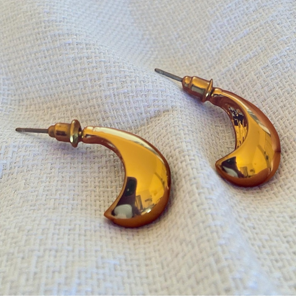 41 HAWTHORN Gianna Huggie Earrings